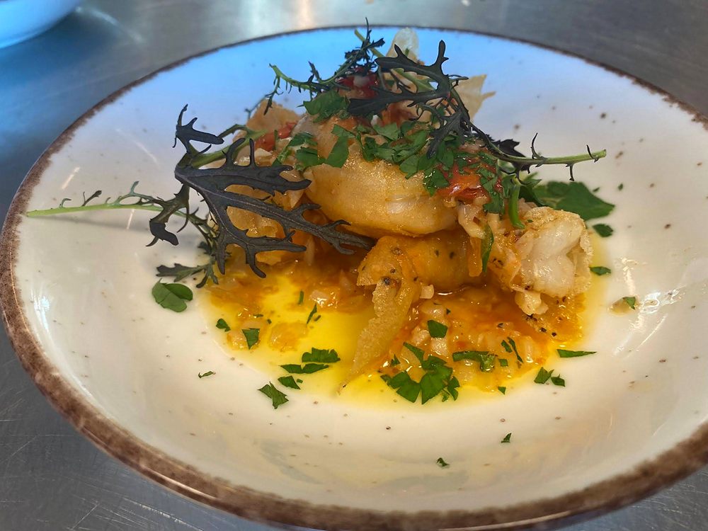 Poisson et jeunes pousses dans une assiette creuse
