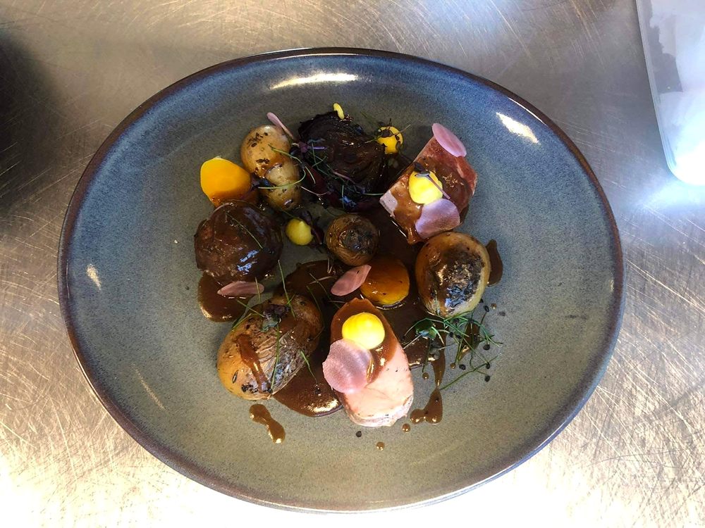 Viande et légumes glacés dans une assiette sombre